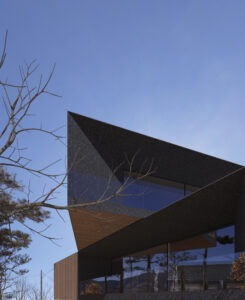 Casă Ecologică cu Design Sustenabil